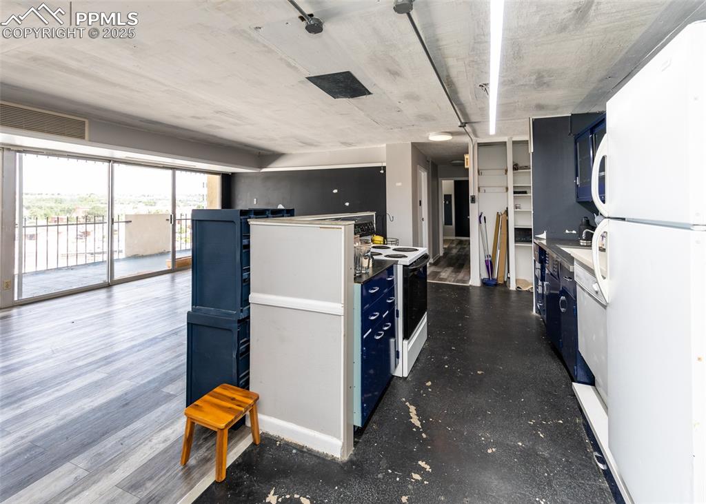 Image 10 of 32: Kitchen