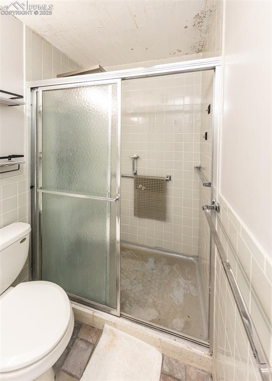 Image 23 of 32: Bathroom