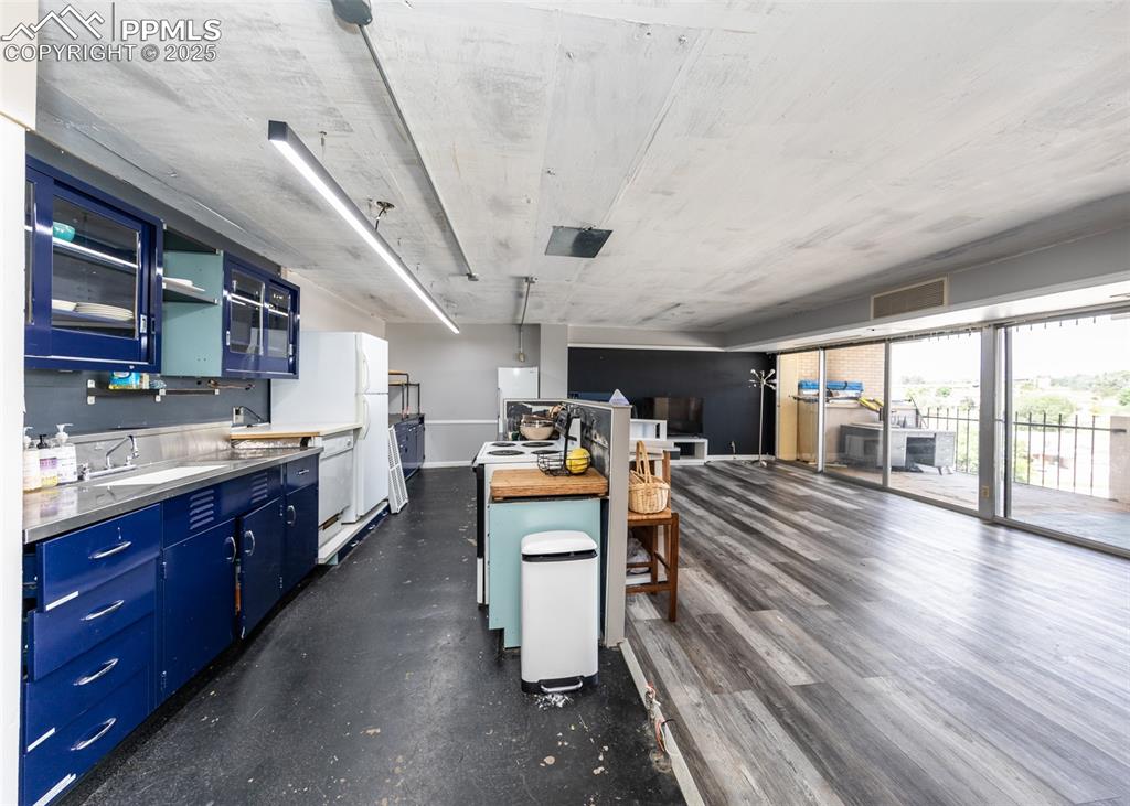 Image 7 of 32: Kitchen