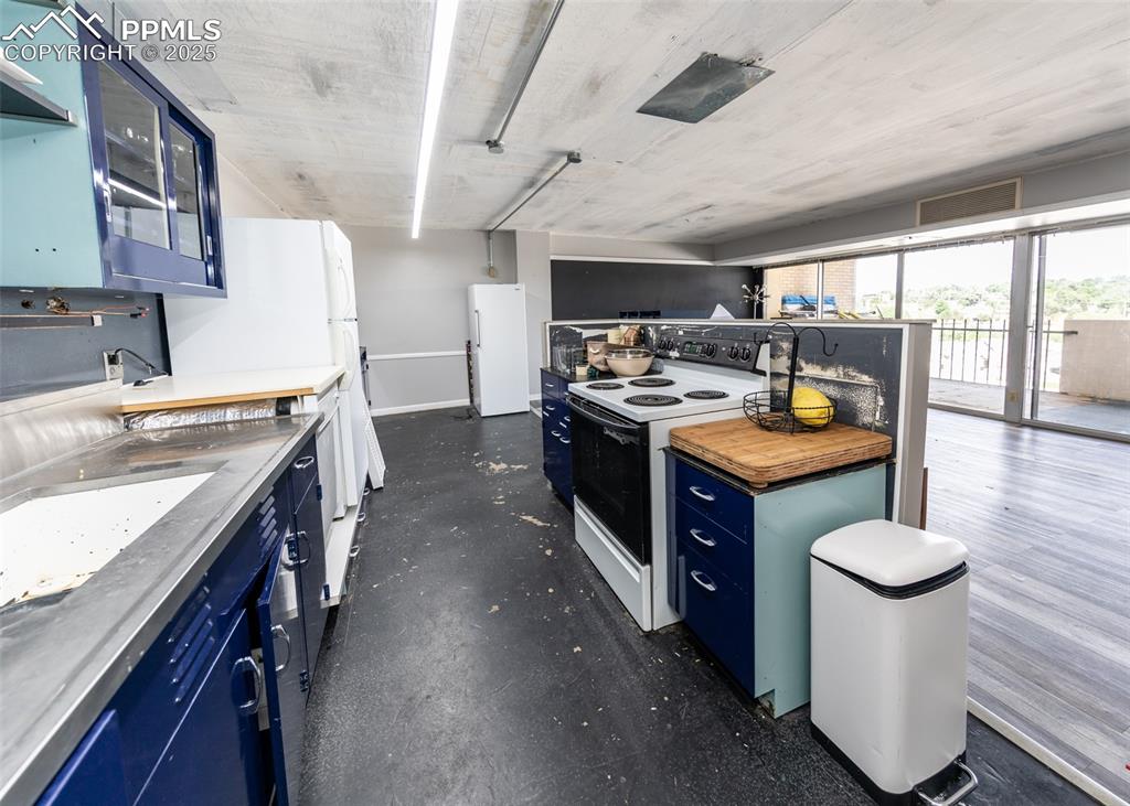 Image 9 of 32: Kitchen