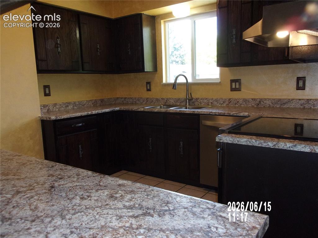 Image 11 of 28: Kitchen
