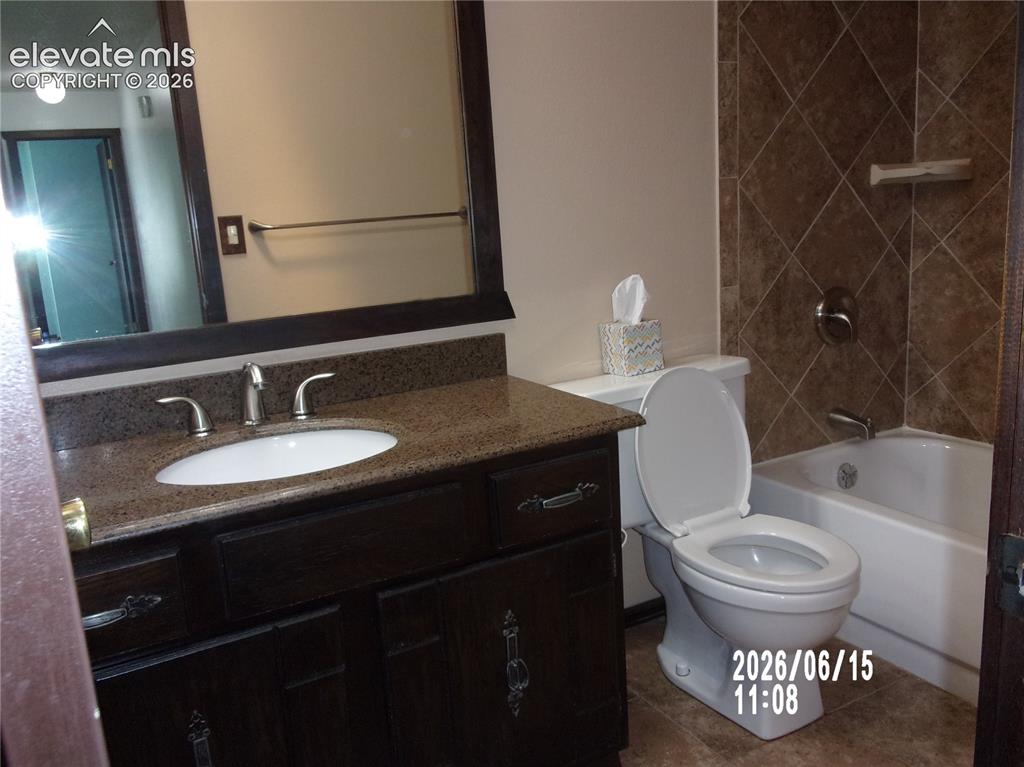 Image 20 of 28: Bathroom