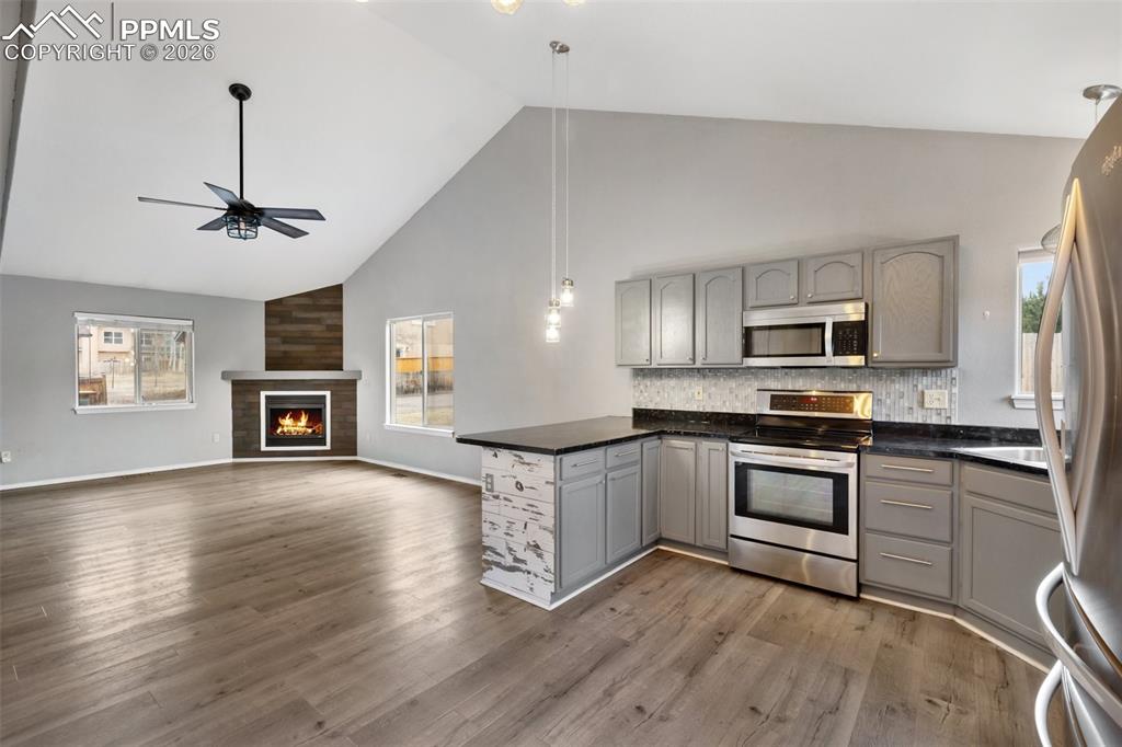 Image 13 of 36: Kitchen