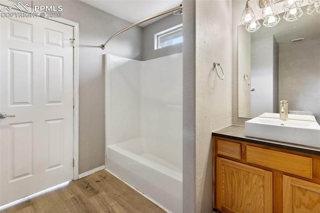 Image 18 of 36: Bathroom