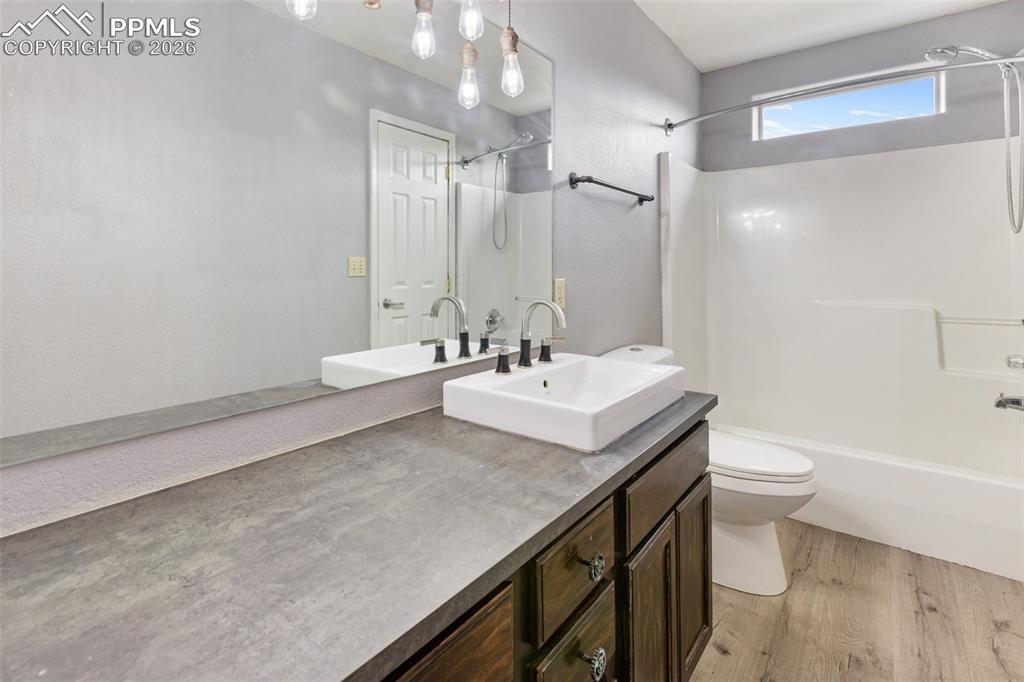 Image 25 of 36: Bathroom