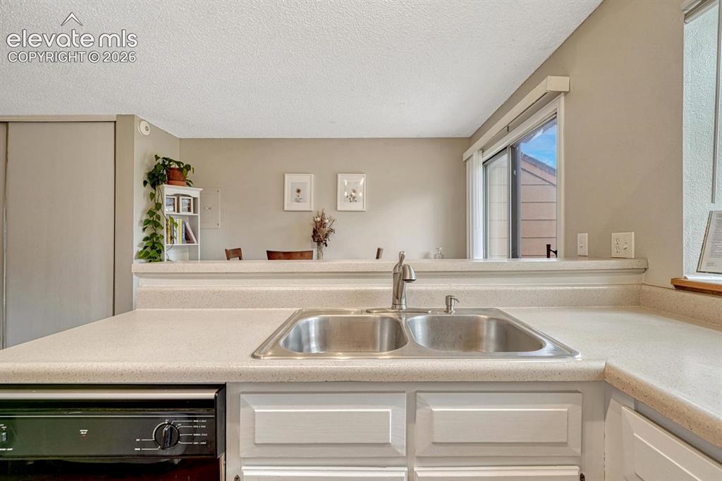 Image 14 of 50: Kitchen