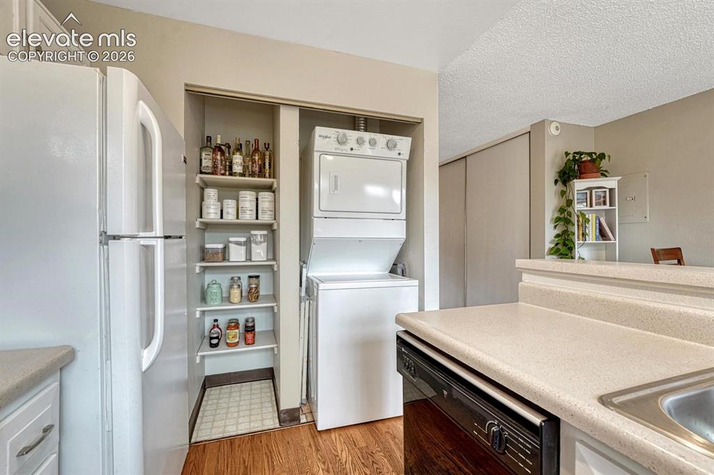 Image 16 of 50: Kitchen