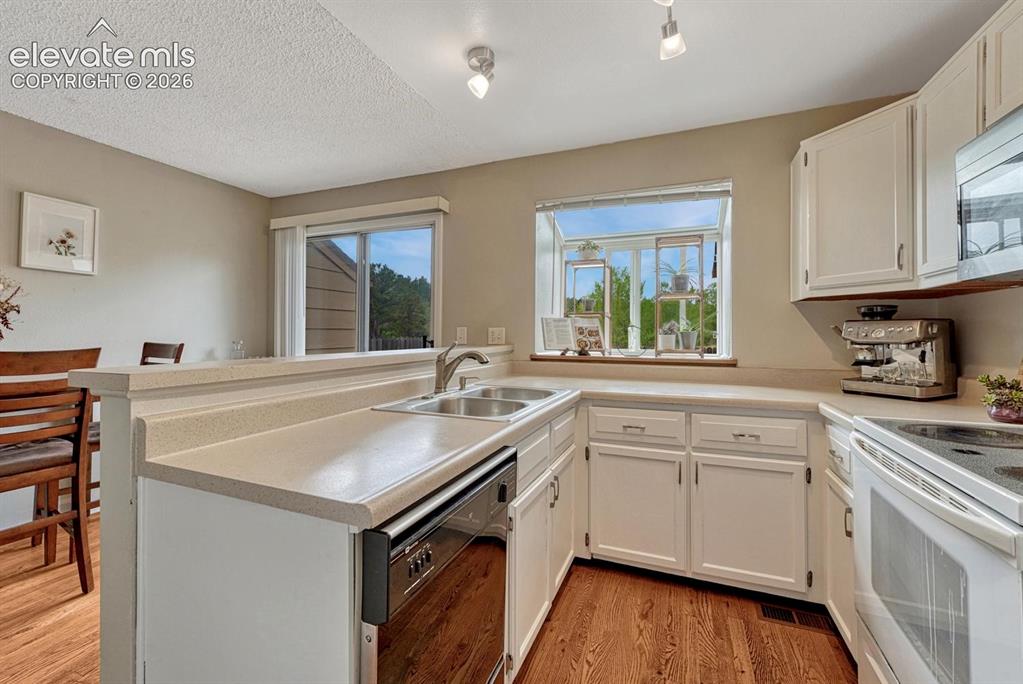 Image 17 of 50: Kitchen
