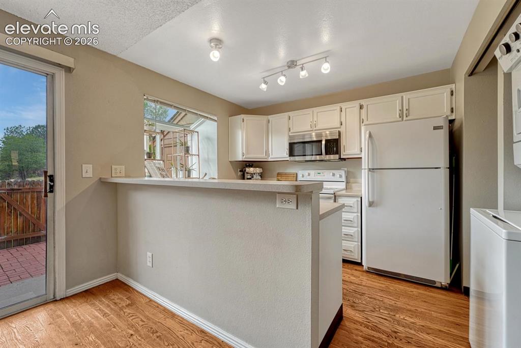 Image 18 of 50: Kitchen