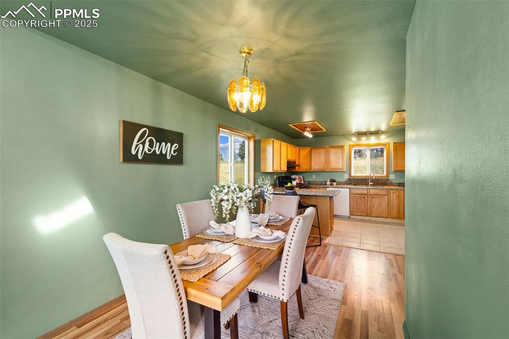 Image 14 of 49: Dining Area