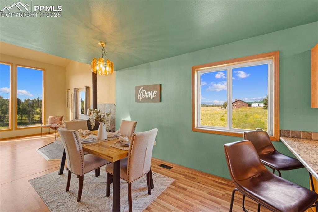 Image 15 of 49: Dining Area