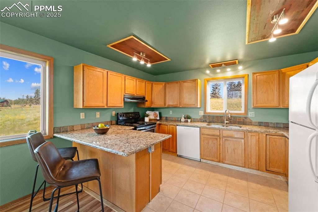 Image 17 of 49: Kitchen