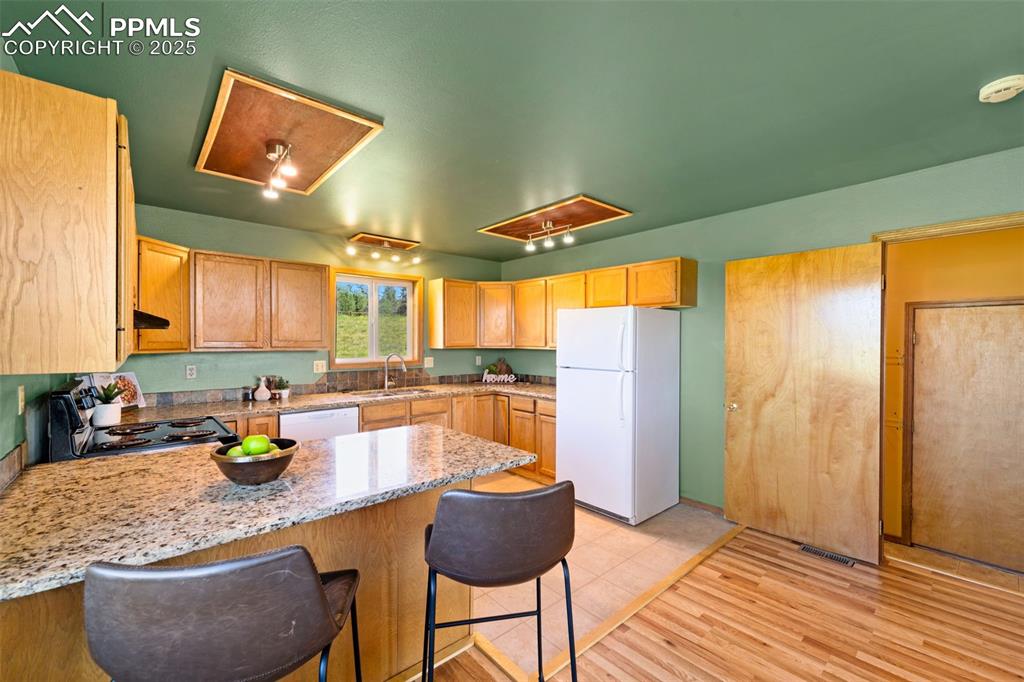 Image 18 of 49: Kitchen