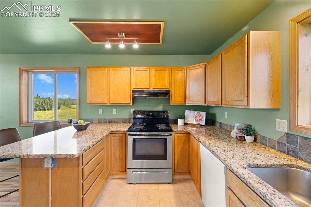 Image 19 of 49: Kitchen