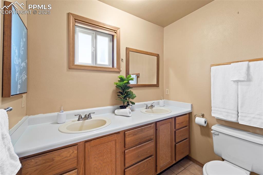 Image 29 of 49: Bathroom