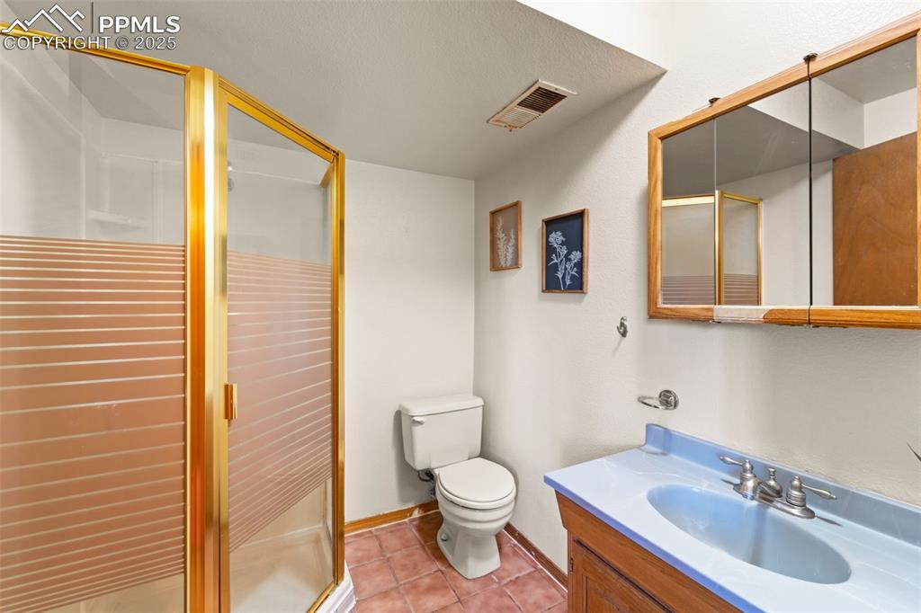 Image 33 of 49: Bathroom