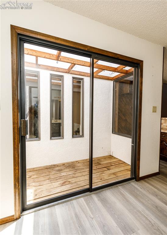 Image 19 of 25: Entry