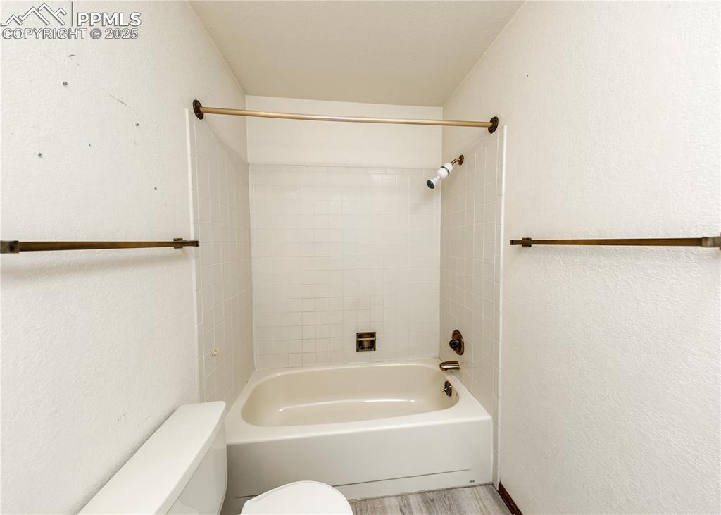 Image 25 of 25: Bathroom