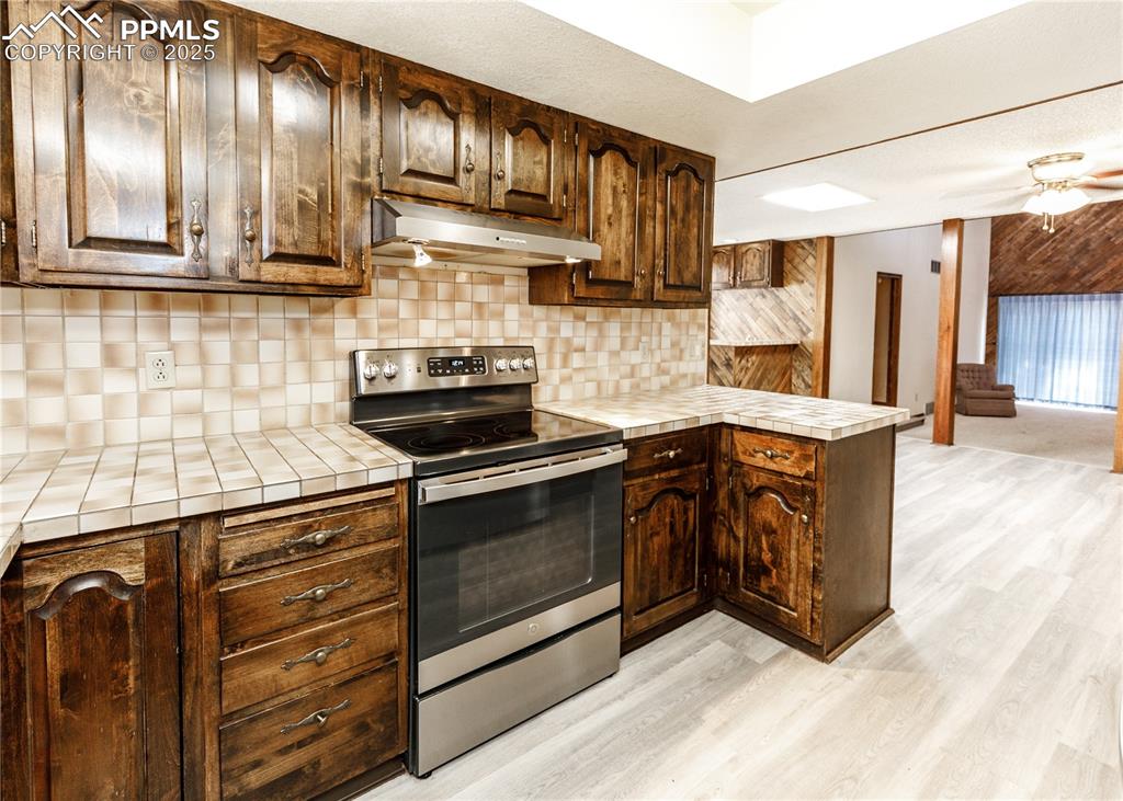 Image 7 of 25: Kitchen