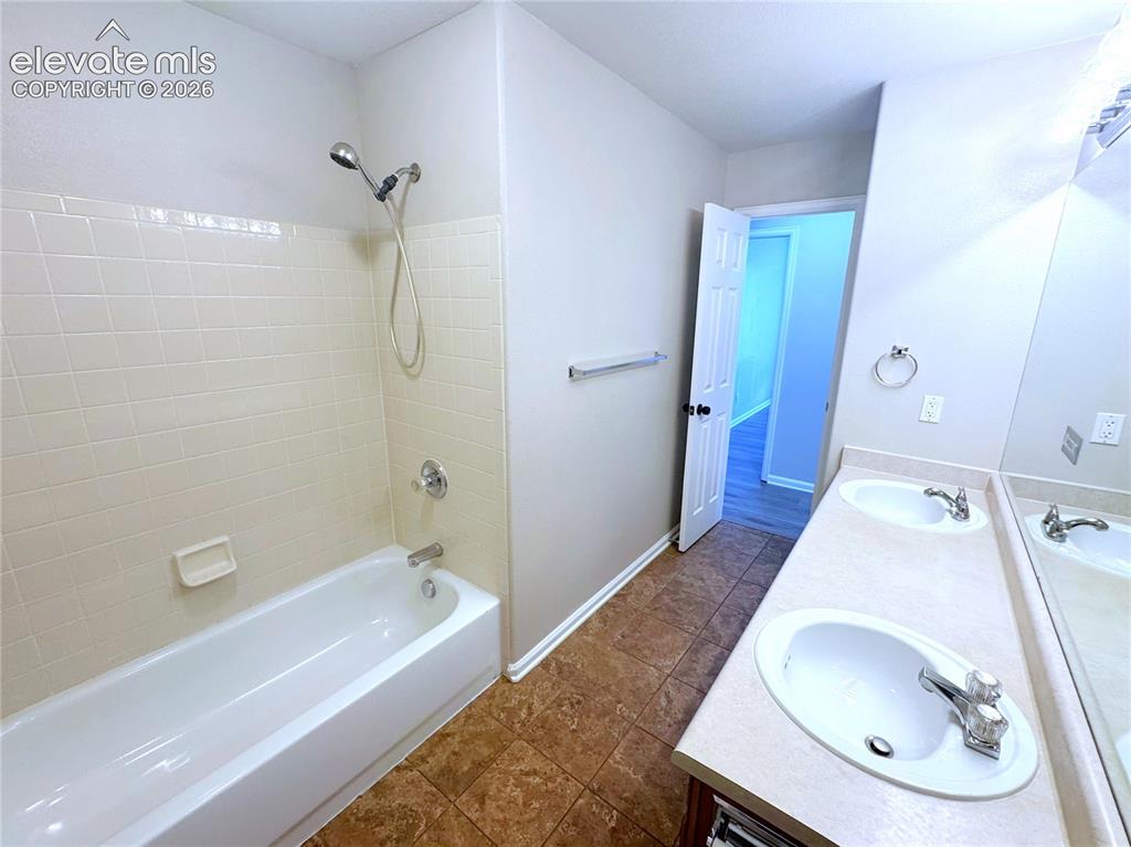Image 43 of 50: Bathroom