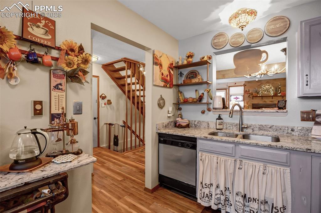 Image 16 of 30: Kitchen