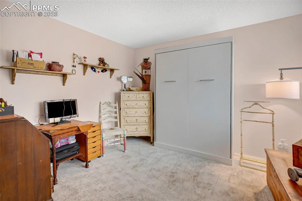 Image 25 of 30: Office