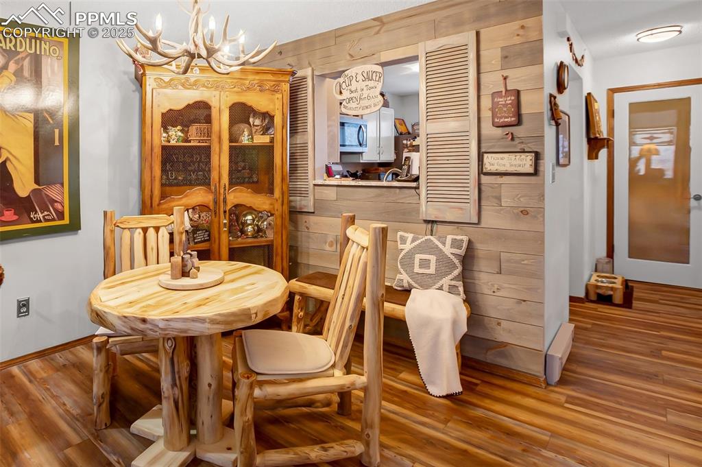 Image 7 of 30: Dining Area