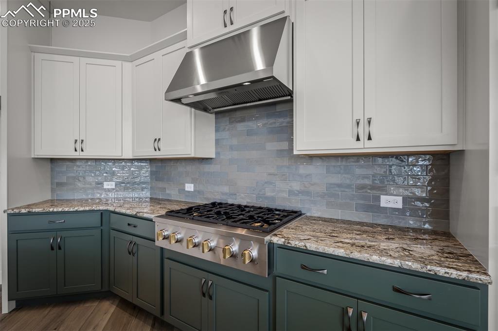 Image 15 of 34: Kitchen