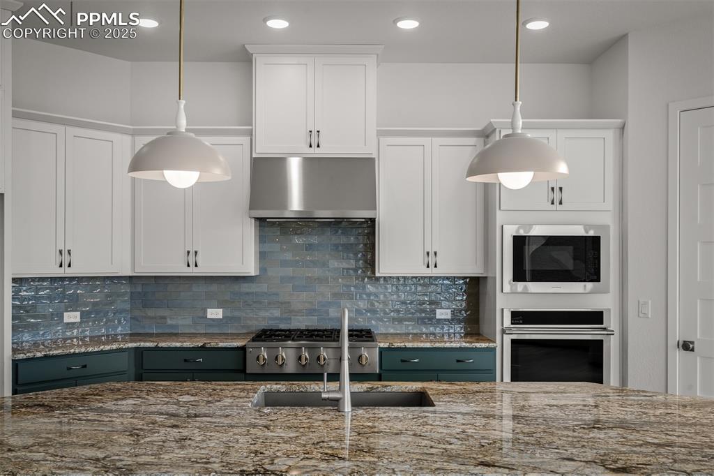 Image 16 of 34: Kitchen