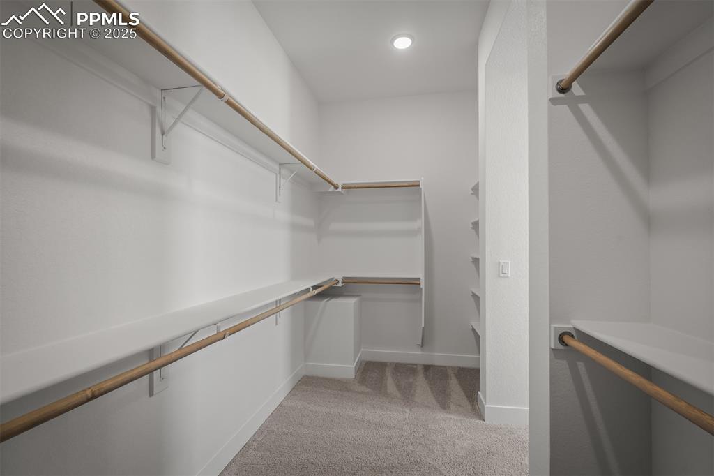 Image 22 of 34: Closet