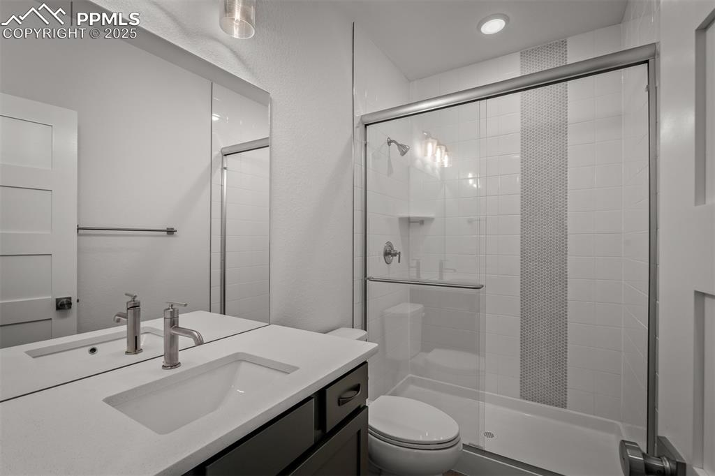 Image 30 of 34: Bathroom