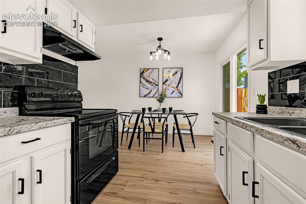 Image 10 of 32: Kitchen