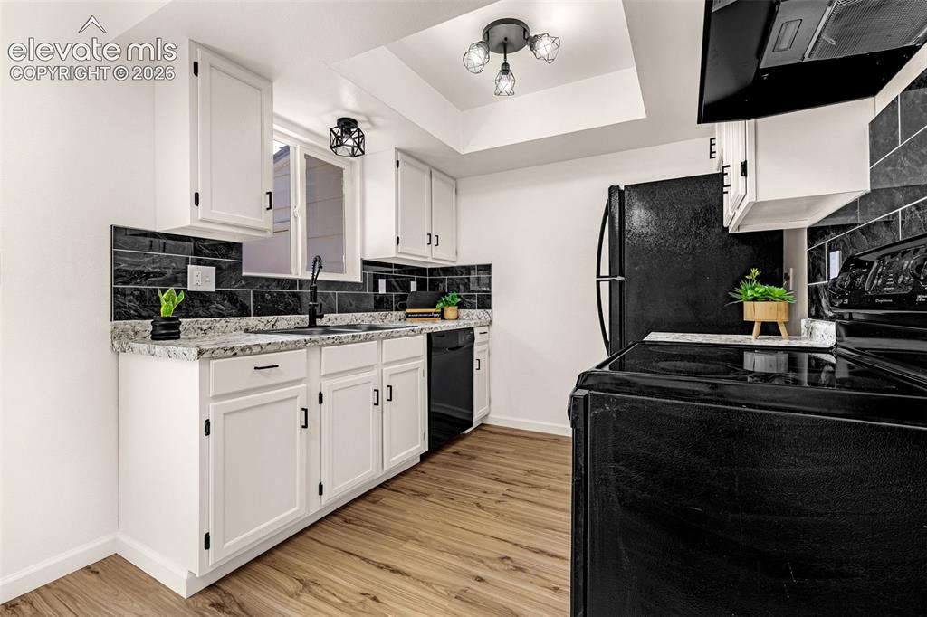Image 11 of 32: Kitchen