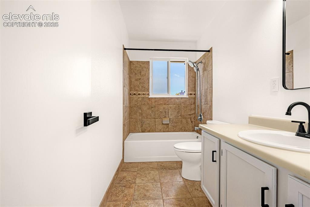 Image 17 of 32: Bathroom