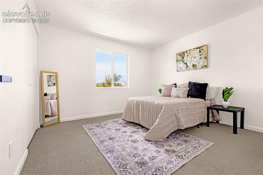 Image 19 of 32: Bedroom