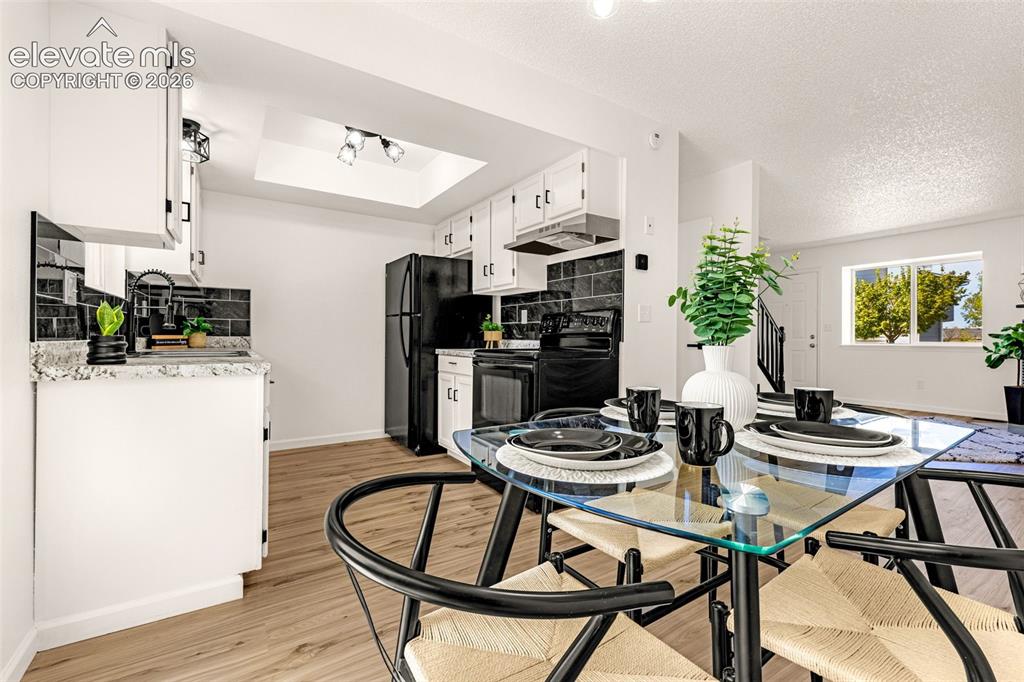 Image 8 of 32: Dining Area