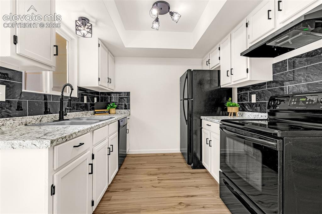 Image 9 of 32: Kitchen
