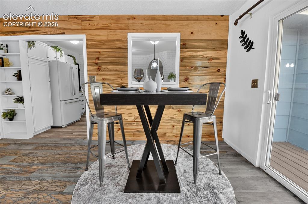 Image 14 of 36: Dining Area