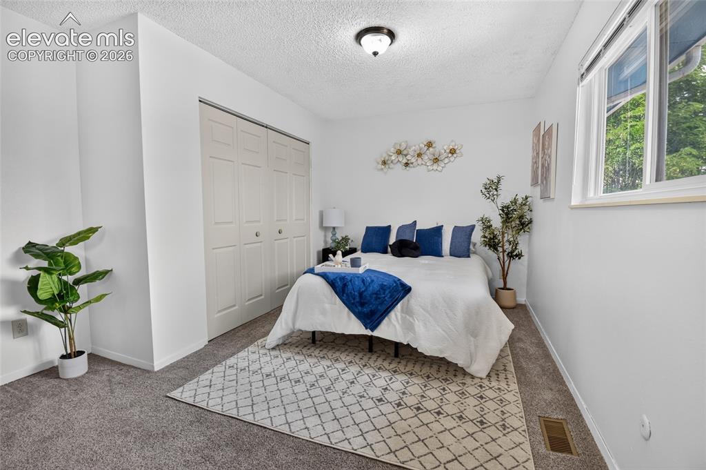 Image 17 of 36: Bedroom
