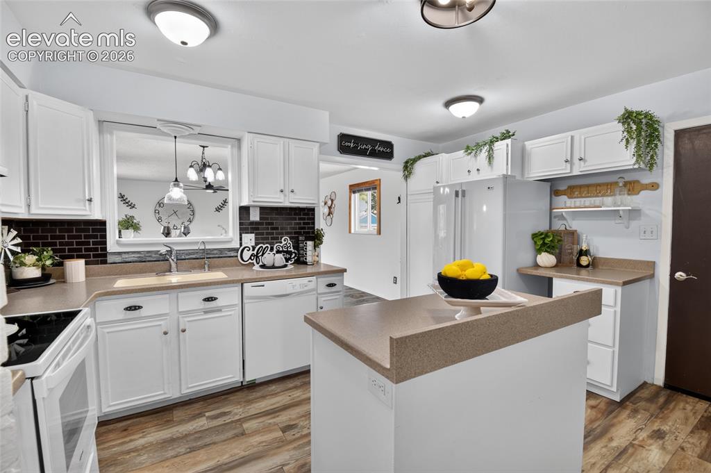 Image 7 of 36: Kitchen