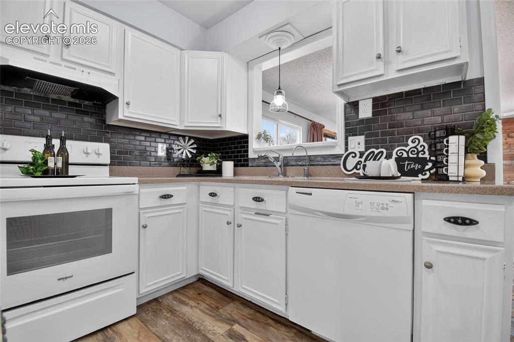 Image 9 of 36: Kitchen