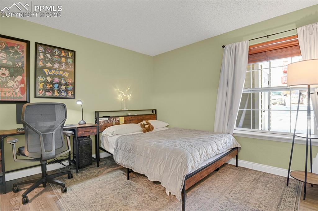 Image 15 of 30: Bedroom