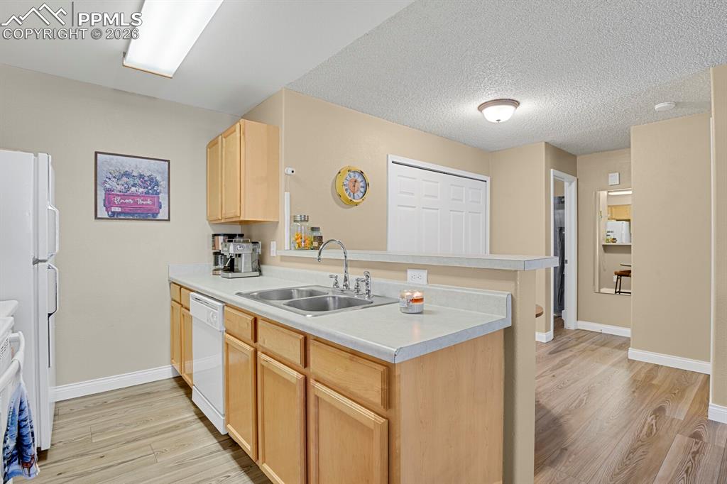 Image 9 of 30: Kitchen