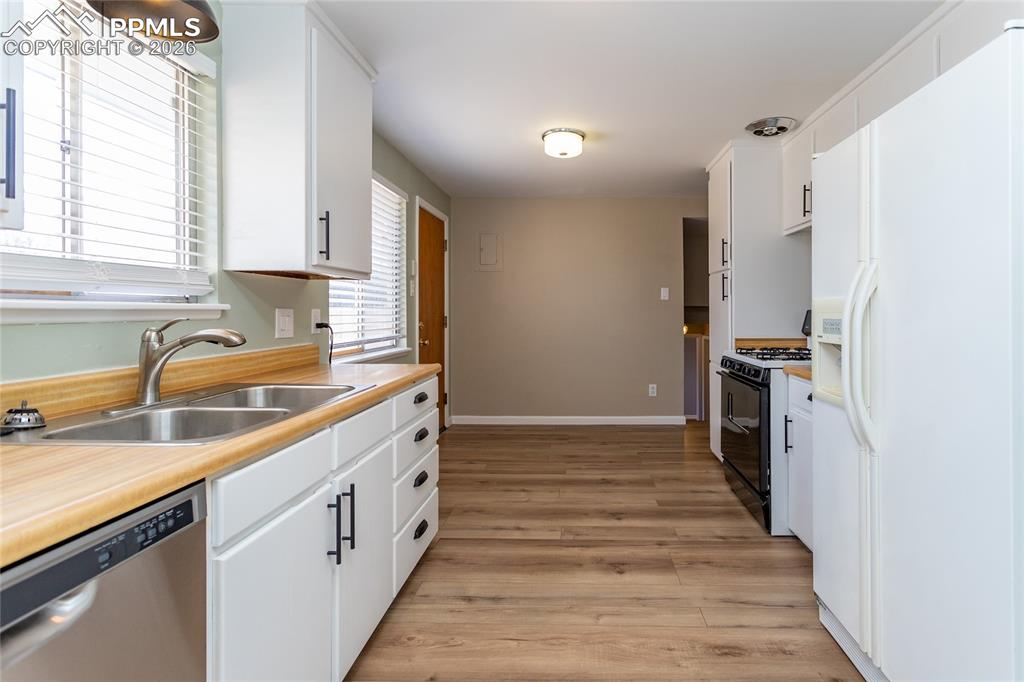 Image 14 of 50: Kitchen