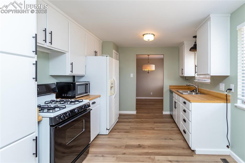 Image 15 of 50: Kitchen