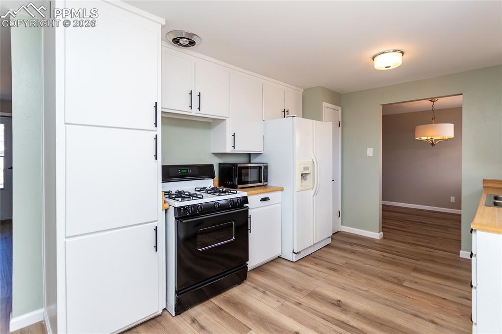 Image 16 of 50: Kitchen