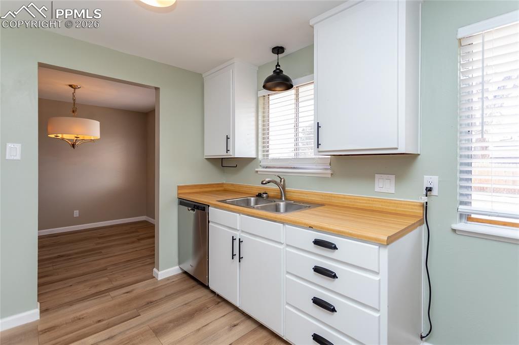 Image 17 of 50: Kitchen