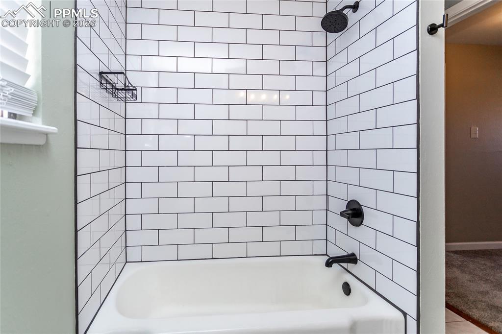 Image 30 of 50: Bathroom