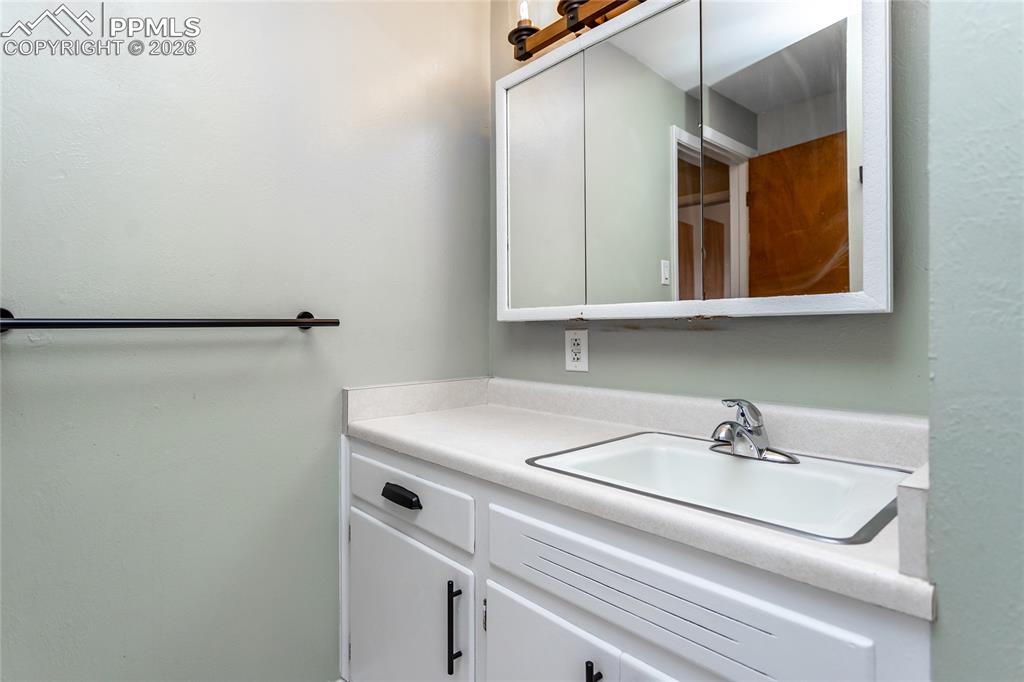 Image 31 of 50: Bathroom