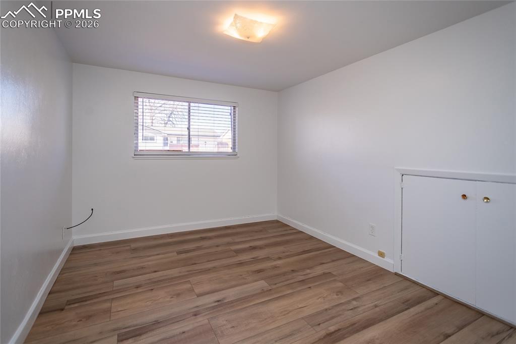 Image 33 of 50: Bedroom